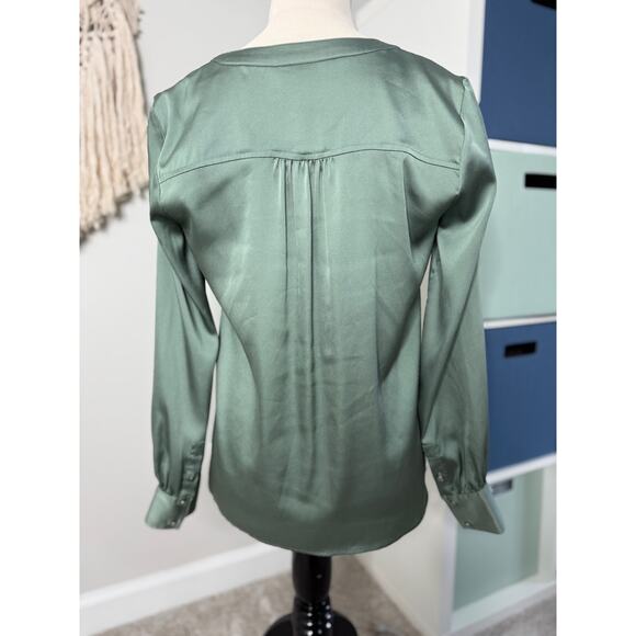 WHBM Women's Green Satin V-neck button-up Shirt Blouse Top XS Holiday Glam Xmas - Picture 2 of 7